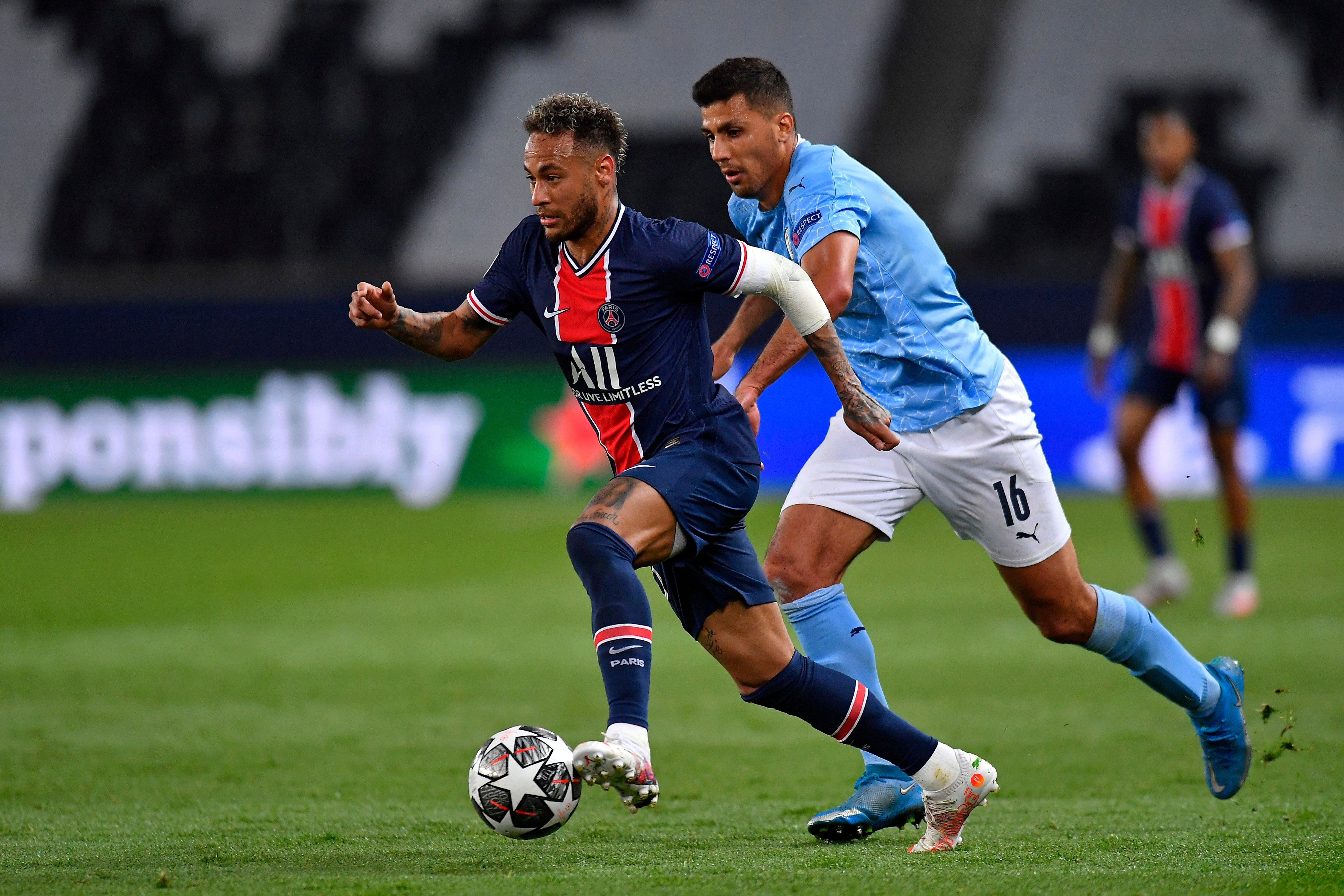 Neymar Jr. foge da marcação de Rodri no jogo de ida das semifinais da Champions League 2020-2021, em que o seu PSG enfrentou o Manchester City.