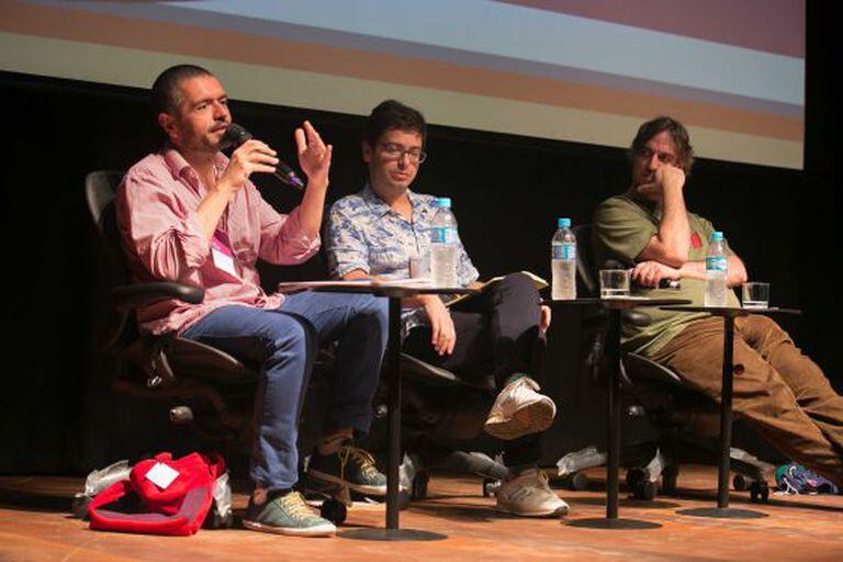 Leopoldo Brizuela fala no debate paralelo da Flip.