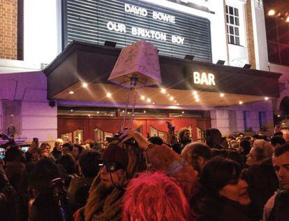 Fãs diante do tradicional cinema Ritzy, que homenageava Bowie em cartaz.