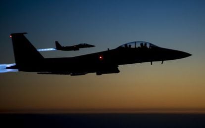 Caças dos EUA sobrevoam o Iraque depois de atacar a Síria.