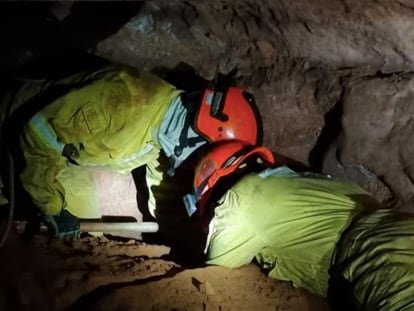 Equipe resgata pessoas soterradas por desmoronamento de gruta em São Paulo.