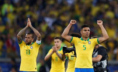 Daniel Alves, Coutinho e Casemiro comemoram a classificação do Brasil.