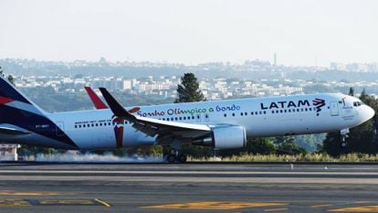 Um avião da Latam aterrissa em Brasília.