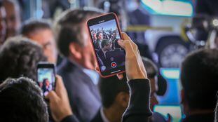 O presidente Jair Bolsonaro fala com a imprensa na saída de um evento em Miami.