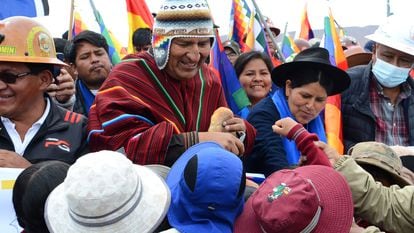 Evo Morales cumprimenta apoiadores em manifestação na Bolívia.