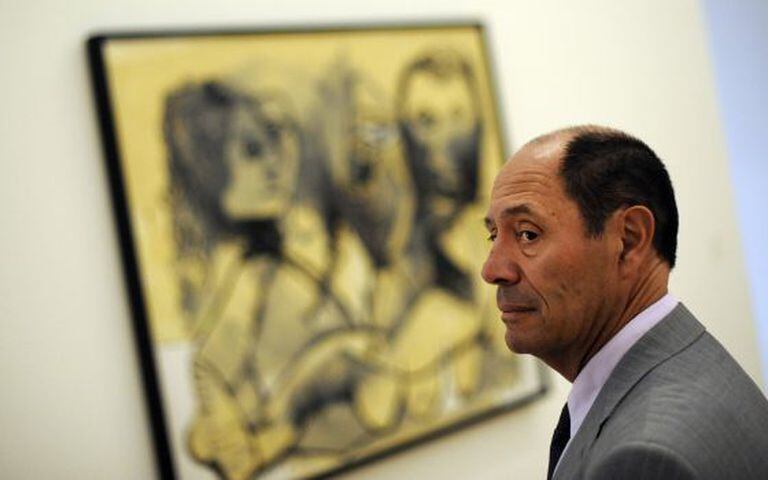 Claude Picasso e a obra 'Três personagens'.