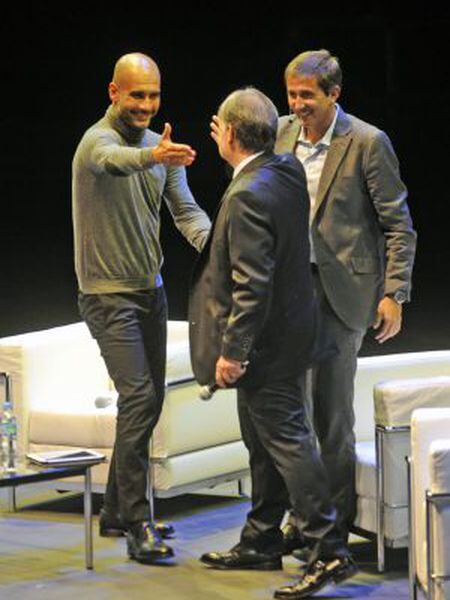 Guardiola cumprimenta Tata Martino, no evento realizado em Buenos Aires.