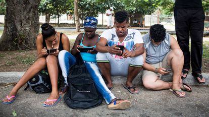 Pessoas de todas as idades se reúnem para se conectar neste e em outros pontos de Havana.