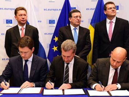 Representantes da Rússia, UE e Ucrânia assinam o pacto.