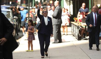 Clinton na cerimônia do 11 de Setembro, ao lado do prefeito de Nova York.