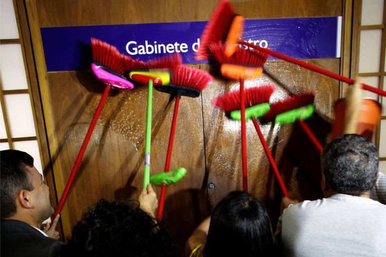 Funcionários do Ministério da Trasnparência protestam no gabinete de Fabiano Silveira.
