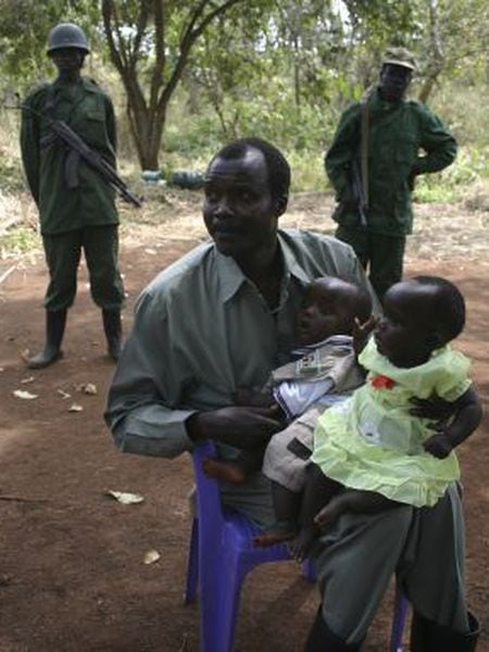 O fugitivo Joseph Kony, com seus filhos em 2008.