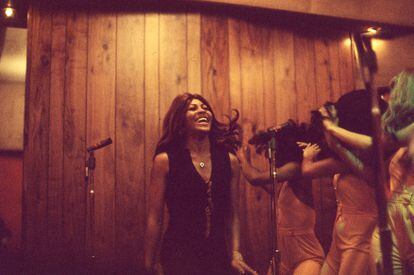 Tina Turner e as Ikettes, em 1973, em imagem do documentário ‘Tina’.