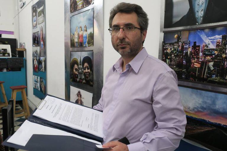 Pablo Verna exibe o projeto de lei apresentado no Congresso.