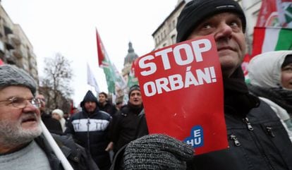 Manifestantes contra Orbán neste sábado nas ruas de Budapeste.