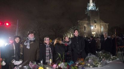 O primeiro-ministro Trudeau, ao lado de outras personalidades, durante vigília nesta segunda-feira.