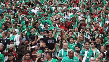 Torcida mexicana em uma partida no estádio Azteca.