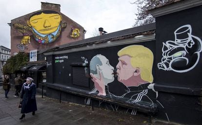 Grafiti mostra Trump e Putin se beijando.
