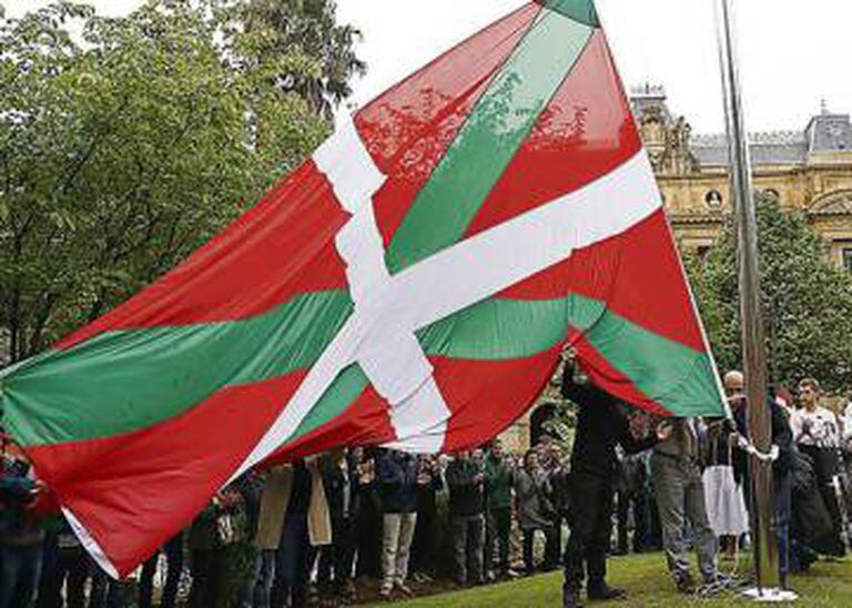 A ikurriña, bandeira oficial do País Basco.