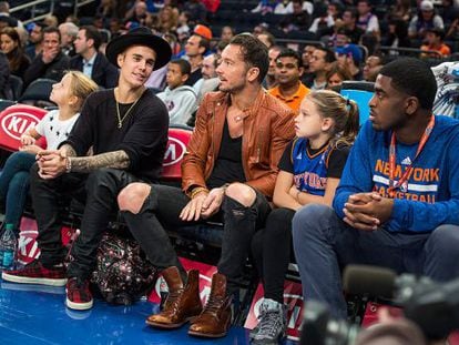 Carl Lentz, no centro, com suas filhas em uma partida dos Knicks. À sua direita, Justin Bieber.