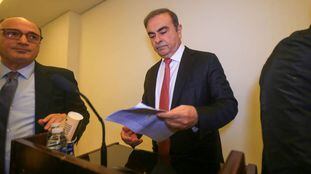 Carlos Ghosn (en el centro), expresidente de Nissan-Renault, antes de comenzar este miércoles su rueda de prensa en Beirut.