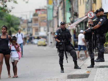 Policiais na favela da Maré.