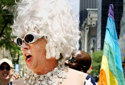 Gilbert Baker durante a festa do Orgulho Gay de 2002
