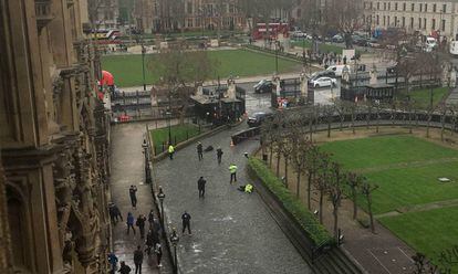 Momento em que a polícia abate o terrorista de Londres (centro). À direita, o policial assassinado