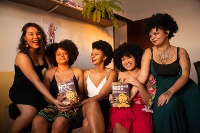 Ao centro, Isadora Ribeiro, 21, idealizadora do livro 'Narrativas negras', iniciativa do coletivo feminista de mesmo nome criado em Belo Horizonte, ao lado de outras participantes do projeto.