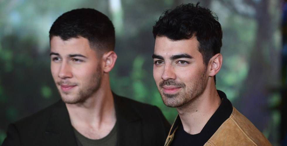 Os músicos Nick e Joe Jonas na première de ' Jumanji: Bem-vindo à Selva'.