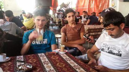 O traficante sírio Abu Nur, à direita, um intermediário e Hamzi, durante as negociações para ir de barco para a Grécia