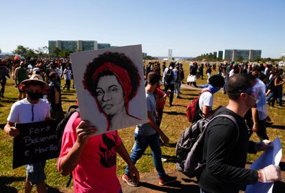 Manifestante do protesto "Vidas negras importam" em Brasília exibe cartaz em homenagem a Marielle Franco.