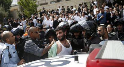 A polícia prende um palestino acusado de esfaquear um israelense em Jerusalém.
