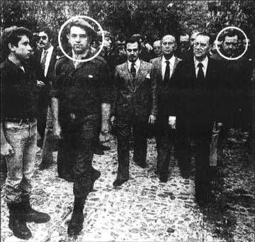 O presidente da Frente de la Juventud, José de las Heras (primeiro à direita), ao lado de Blas Piñar, ex-líder da Fuerza Nueva. A fotografia foi feita em um evento organizado pela Fuerza Nueva em Paracuellos del Jarama (Madri).