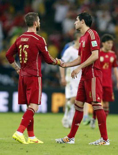 Sergio Ramos e Javi Martínez se cumprimentam depois da partida contra o Chile.