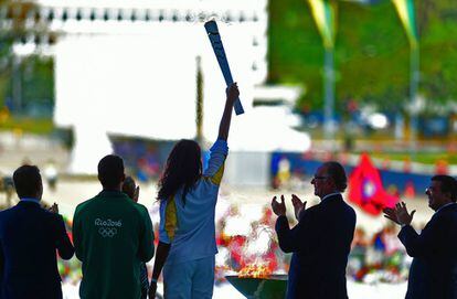 A bicampeã de vôlei Fabiana Claudino foi a primeira atleta a dar início ao revezamento da tocha olímpica pelo Brasil. Ela saiu do Palácio do Planalto, na manhã desta terça-feira, quando chegou a chama.