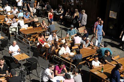 Em Londres, onde bares foram reabertos, fim de semana de sol encheu as ruas de Shoro, no último sábado, apesar do crescimento de casos