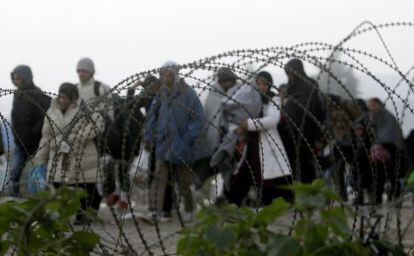 Grupo de refugiados, na fronteira entre Grécia e Macedônia