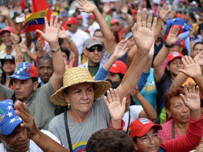 Partidários de Maduro expressam apoio ao presidente venezuelano.