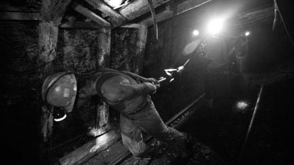 Trabalhadores no interior de uma mina em Coahuila.