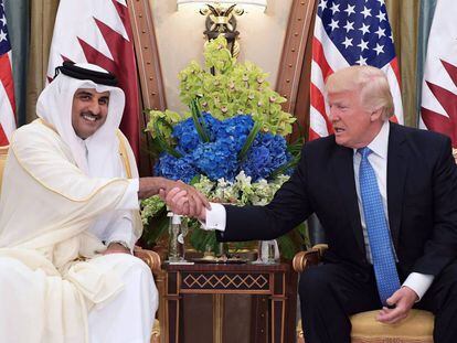 Trump troca aperto de mão com o emir do Catar, o xeque Tamim, em sua visita à capital saudita, em 21 de maio.