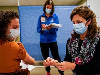 Mulher participa de teste clínico da vacina da Pfizer contra o coronavírus em Indiana, Estados Unidos.