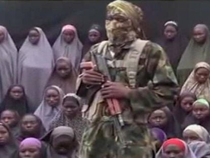 Um soldado do Boko Haram em vídeo divulgado em agosto passado.