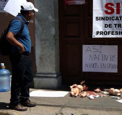 Protesto diante da Secretaria de Saúde em Oaxaca.