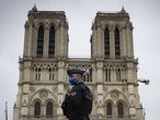 Paris (France), 29/10/2020.- A police officer stands guard in front of Notre-Dame Cathedral as the bells ring at 3pm to pay tribut to the victims of the church attack in Nice earlier in the day, in Paris, France, 29 October 2020. According to recent reports following a knife attack on the Notre Dame Basilica church in Nice, at least three people are reported to have died in what officials treat as a terror attack. The attack comes less than a month after the beheading of a French middle school teacher in Paris on 16 October. France has hightened its security threat level in response to the two attacks. (Atentado, Francia, Niza) EFE/EPA/IAN LANGSDON