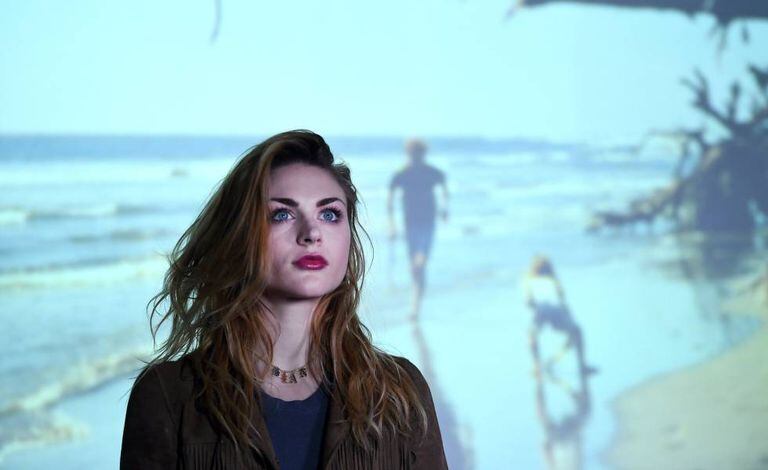A filha de Kurt Cobain, Frances Bean Cobain, na inauguração da exposição sobre seu pai no Museu de Ícones de Estilo em Newbridge, Irlanda.