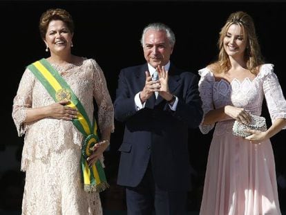 O vice Michel Temer com a mulher, Marcela (d), e a presidenta Dilma (e).