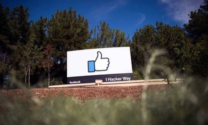 O símbolo de Facebook, à entrada de sua sede corporativa em Menlo Park (Califórnia)