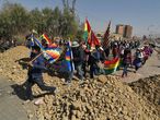 AME6254. SACABA (BOLIVIA), 04/08/2020.- Cientos de manifestantes protestan contra el nuevo aplazamiento de las elecciones bolivianas, este martes en Sacaba (Bolivia). Las protestas contra el nuevo retraso en los comicios generales, aplazados esta vez del 6 de septiembre al 18 de octubre, continuaron este martes en distintas partes de Bolivia. EFE/Jorge Ábrego