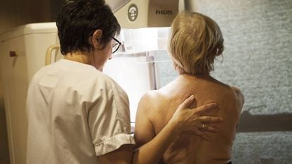 Mulher realiza uma mamografia em uma clínica francesa.